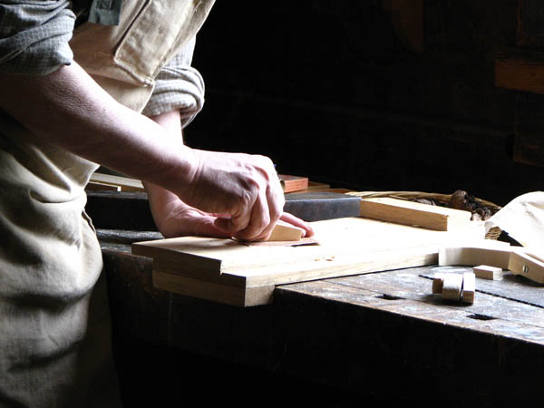 Ofrecemos un servicio de <strong>carpintería  de madera y ebanistería en Tollos</strong> adaptado a las necesidades del <strong>cliente</strong>.